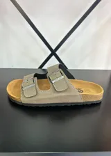 Sandalias de hombre color gris topo, con doble tira ancha con hebilla metálica ajustable y plantilla anatómica color caramelo.