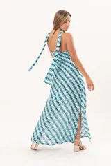 Vestido largo celeste y verde con patrón de zigzag, escote palabra de honor y detalle de lazo al cuello.