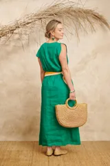 Vestido largo color coral, confeccionado en lino, con escote en V y mangas cortas con volados.