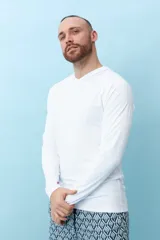 Remera gris de manga larga con capucha y orificios para los pulgares.