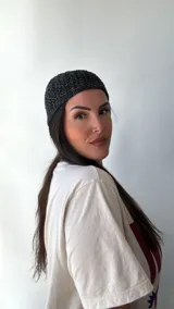 Gorro tipo beanie negro de tejido mesh con brillos.