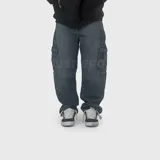 Pantalón cargo baggy de denim color azul oscuro, de corte oversize, con múltiples bolsillos laterales en las piernas.