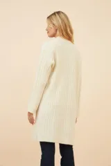 Saco largo tejido en lana color marrón claro con rayas verticales en crudo, con bolsillos laterales y solapas anchas.