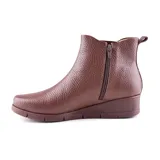 Bota corta de cuero color marrón con elástico lateral y suela de goma.