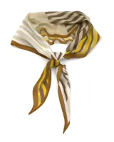 Pañuelo rombo de gasa con estampado de rayas en tonos marrón, mostaza, blanco y beige, de tejido satinado y acabado suave.