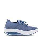 Championes Hush Puppies modelo Amaze, color azul, confeccionados en tejido flyknit transpirable con efecto guante. Presentan suela de plataforma blanca con diseño estriado y plantilla de tecnología memory foam para mayor amortiguación.