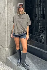 Remera de algodón con efecto lavado (acid wash) en tono verde militar/gris oscuro, corte oversize y manga corta. Presenta un bordado sutil en el pecho con la palabra "Coverant".