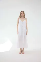 Vestido midi lencero marrón de lino, con escote en V pronunciado con aplique de encaje en contraste, breteles regulables y botonadura frontal decorativa.