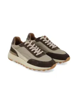Championes de estilo urbano para mujer, confeccionados en una combinación de cuero y gamuza en tonos marrones y beige. Presentan detalles metalizados en los laterales, cordones al tono y una suela de goma con plataforma dentada.