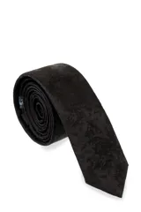 Corbatín negro con textura sutil. Accesorio clásico para ocasiones formales.