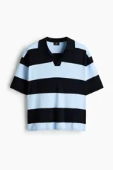 Remera polo de manga corta y corte holgado, confeccionada en punto de mezcla de viscosa. Presenta un diseño de rayas horizontales en color celeste y negro, con cuello acanalado y abertura frontal en V.