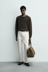 Jersey de punto ligero con corte regular fit, cuello redondo y manga larga. Presenta acabados en rib en puños, cuello y ruedo.