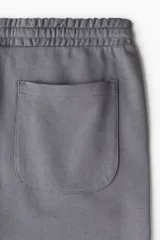Short gris de felpa liviana de mezcla de algodón, con cintura elástica y cordón para ajustar, bolsillos al bies y un bolsillo abierto atrás.
