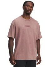 Remera de corte oversize con cuello redondo acanalado y hombros caídos. Presenta un acabado de efecto lavado y un parche rectangular en el pecho con el logo y la inscripción Project Rock.