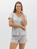 Pijama de dos piezas confeccionado en tejido soft con estampado animal print gris y blanco. Incluye una remera de manga corta con escote en V, detalle plisado en el frente y aplique de puntilla, y un short con cintura elastizada.