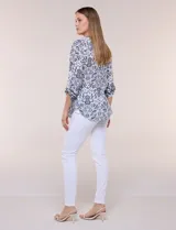 Blusa Zac & Rachel de gasa estampada con diseño floral en tonos violeta y marrón. Cuenta con cuello en V, escote con botones frontales, detalles plisados en el frente y mangas largas con presilla para regular su largo.