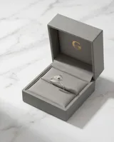 Anillo de plata 925 con diseño envolvente de serpiente, cubierto de circonias brillantes y ojos en color verde esmeralda.