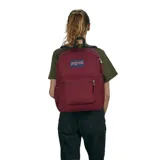 Mochila JanSport color borgoña, modelo Cross Town, con compartimento principal amplio, bolsillo frontal con organizador, bolsillo lateral para botella, panel trasero acolchado y correas acolchadas.