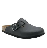 Zuecos Birkenstock modelo Boston, de cuero negro con tira ajustable y hebilla metálica, plantilla de corcho y suela de goma.