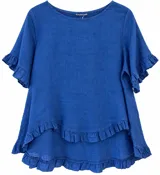 Blusa azul francia de lino, con cuello redondo, mangas cortas con volados y diseño asimétrico con dobladillo con volados en capas.