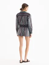 Short de algodón con diseño estampado a rayas verticales en tonos beige, rojo y celeste, decorado con lentejuelas transparentes.