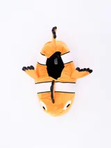 Pantuflas de peluche con forma de pez payaso naranja con rayas blancas y detalles en negro.