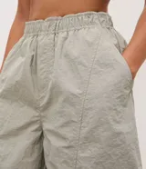 Pantalón de corte balloon y tiro alto, confeccionado en poliamida, con cintura elástica, bolsillos laterales y diseño con recortes.