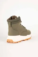 Bota de caña alta estilo trekking color verde militar, con suela blanca gruesa y base de goma marrón.