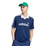 Remera deportiva Adidas Originals azul marino de manga corta, con cuello polo y solapa en V de color blanco. Presenta las icónicas tres tiras blancas en los hombros, el logotipo clásico de la marca en el pecho y un sutil patrón de rayas verticales tejidas.