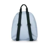 Mochila JanSport Half Pint, color celeste, compacta y liviana, con un compartimento principal, un bolsillo frontal con cierre y asa de mano en la parte superior.