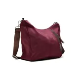 Bandolera de tela color borgoña con correa marrón regulable. Tiene un bolsillo externo con cierre y un aplique de cuero con el logo de la marca.