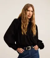 Blusa tipo bata confeccionada en voile color negro, con cuello padre con botones en la vista, recorte V en el busto y mangas largas.