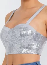 Top tipo corset plateado con acabado brillante, escote corazón y breteles anchos.