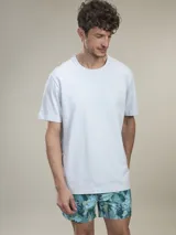 Remera de algodón pesado de manga corta y cuello redondo, con corte clásico y etiqueta pequeña en el ruedo.