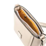 Bandolera de tamaño mediano en color taupe, confeccionada en material sintético con acabado liso. Presenta una correa larga ajustable con hebilla metálica y un aplique metálico cuadrado con el logo de la marca en el frente.