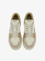 Zapatillas urbanas Autry modelo CLC Low, con capellada de cuero color crema y detalles en marrón y plateado. Inspiradas en el calzado de baloncesto retro, con suela gruesa y logo de la marca en el lateral.