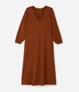 Vestido midi de punto acanalado color marrón, con escote en V y mangas largas abullonadas. Presenta un diseño ajustado en el torso que se ensancha suavemente hacia el ruedo.