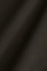 Buzo de tejido liso, color negro, con cuello redondo, hombros caídos y puños y bajo acanalados.