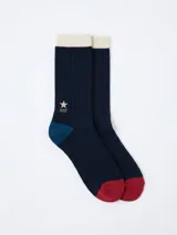Medias de caña media en color azul marino con diseño acanalado. Presentan un bordado de estrella con líneas en el lateral, talón en color azul petróleo y puntera en color rojo, con el puño superior en color crema.