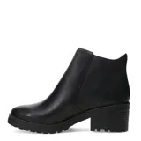Bota de caña baja marca Bottero, confeccionada en cuero negro con textura granulada. Presenta un cierre lateral metálico, puntera redondeada y suela con plataforma dentada y taco cuadrado.