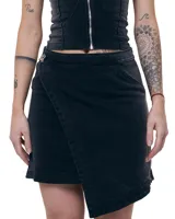 Minifalda asimétrica de denim negro con lavado degradado. Tiene frente cruzado tipo pareo, ruedo diagonal, aplique de caballo en níquel en la cintura, bolsillo delantero en diagonal, presillas para cinturón y cierre lateral.