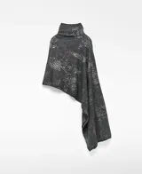 Capa o poncho de punto jacquard color gris oscuro, con cuello chimenea alto y diseño asimétrico. Presenta un patrón calado de pequeños círculos o rombos.