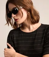 Blusa de viscosa color negro con estampado de rayas horizontales plateadas, cuello redondo y mangas cortas.