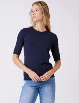 Buzo de tejido fino en color azul marino, con cuello redondo y mangas cortas con puños acanalados.