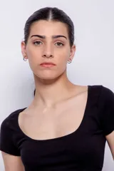 Top negro de manga corta con escote redondo amplio, confeccionado en tejido de punto acanalado.