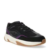 Championes urbanos Topper de diseño moderno, combinando paneles de cuero sintético negro y malla transpirable. Presenta detalles en color violeta, entresuela blanca con efecto moteado y suela de goma color caramelo.