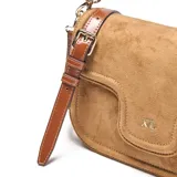 Bandolera color tostado de símil gamuza con detalles en cuero sintético marrón. Cuenta con solapa frontal con cierre magnético, logo XL en el frente, asa corta desmontable y correa larga regulable y desmontable. Incluye herrajes metálicos dorados y bolsillo interno con cierre.