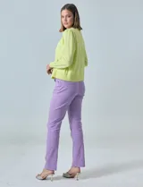 Pantalón blanco de gabardina elastizada, marca Zac & Rachel. Con pretina con pasadores, botón y cierre. Delantera con tres bolsillos. Trasera con bolsillos ojal.