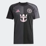 Camiseta de fútbol Adidas para hombre, modelo visitante del Inter Miami CF temporada 25/26. Diseño dividido verticalmente en dos tonos de negro/carbón, con detalles en rosa (logo Adidas, escudo del club y patrocinador principal con forma de ancla/corona).