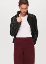 Jean de corte wide leg y tiro alto, color bordó, con diseño de cinco bolsillos y cierre frontal con gancho y cremallera.